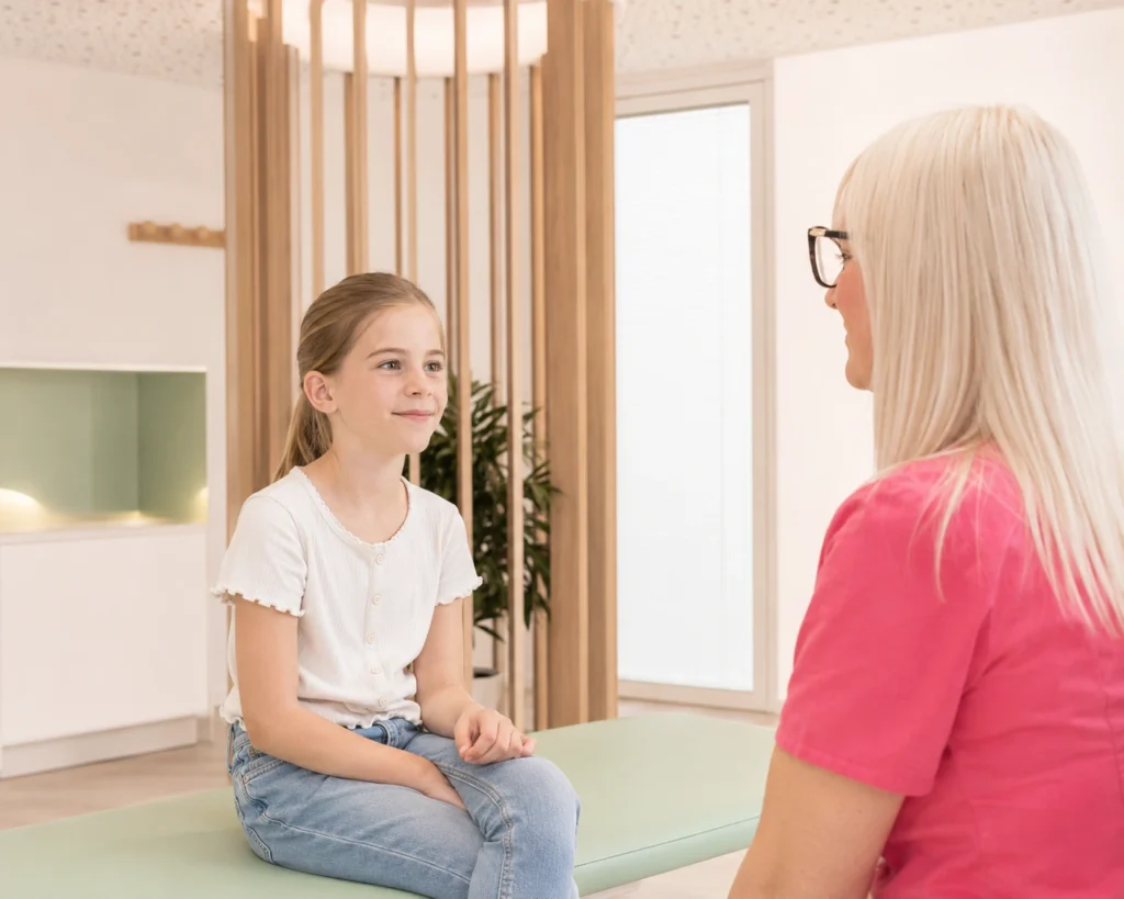 Behandlung eines Schulkindes in der Praxis im Zentrum für Zungenbandbehandlung München, am LIFE Einkaufszentrum in Neuperlach.