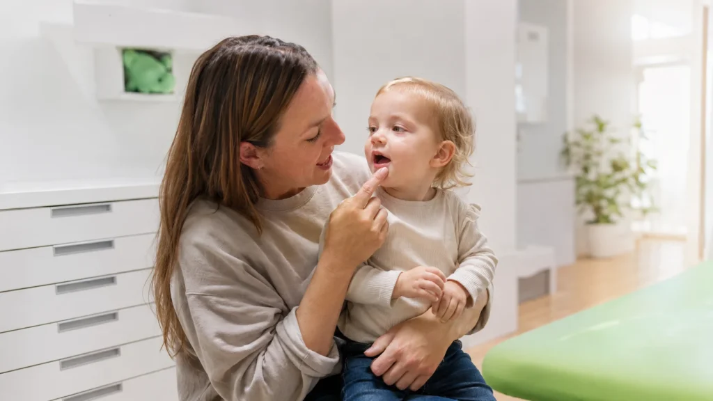 Selbstcheck des Zungenbändchens im Zentrum für Zungenbandbehandlung München, in München-Neuperlach.