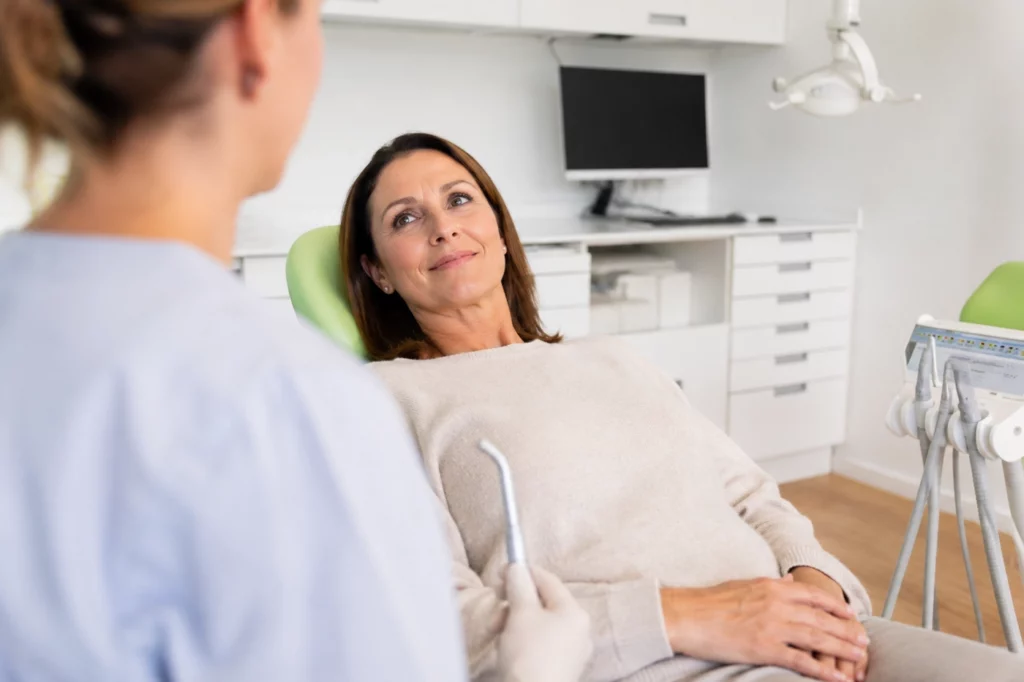 Entspannte Patientin auf dem Behandlungsstuhl vor der Zungenband-Behandlung bei Erwachsenen